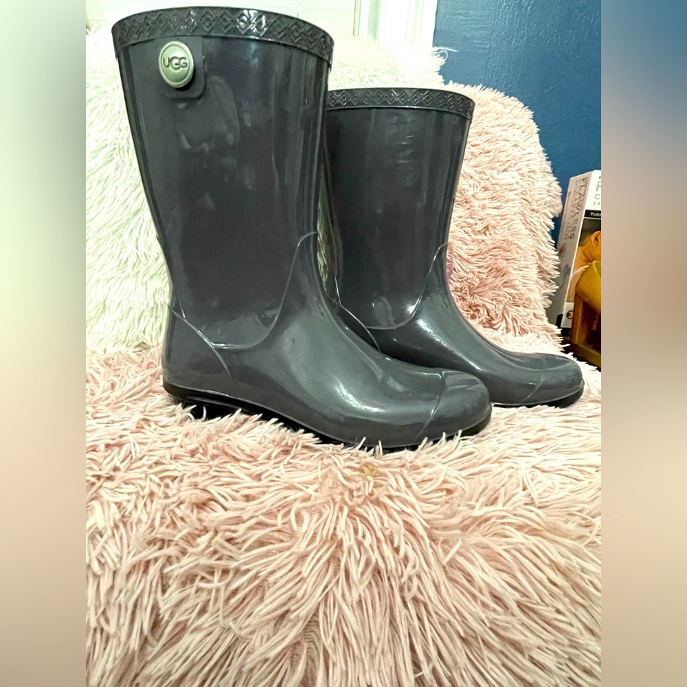 UGG rain boots size 7 EUC